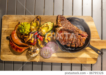 在營地戶外烤牛排 86795326