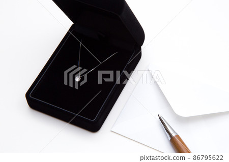 Present diamond necklace and message card 86795622