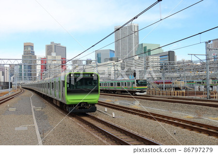 山手線 E235 系列列車在高輪門戶站，上野東京線 E231 系列列車和臥舖特快日出瀨戶/出雲 86797279