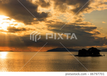 Sunset glow of Lake Shinji Sunset glow of Lake Shinji 86797701
