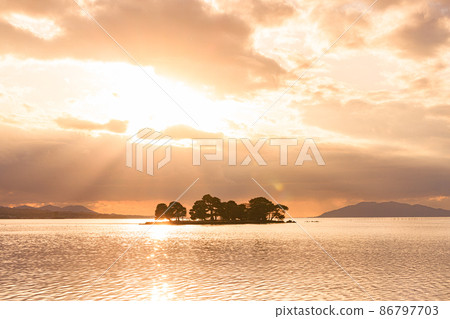 Sunset glow of Lake Shinji 86797703
