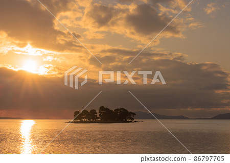 Sunset glow of Lake Shinji Sunset glow of Lake Shinji 86797705