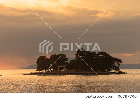 Sunset glow of Lake Shinji Sunset glow of Lake Shinji 86797706