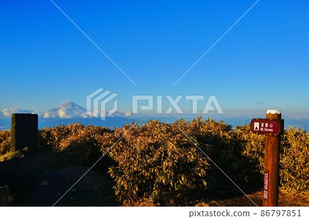 Izu mountain ridgeline sidewalk Darumayama summit and Mt. Fuji Izu mountain ridgeline sidewalk Darumayama summit and Mt. Fuji 86797851