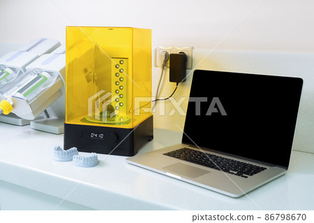 Laptop and device for washing a dental 3d print Laptop and device for washing a dental 3d print 86798670