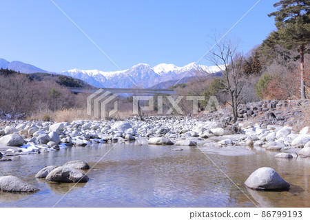 中央阿爾卑斯山和冬天的Yotagiri河 86799193