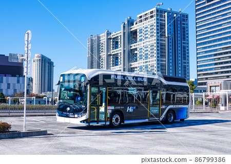 東京電訊站前的燃料電池巴士 SORA（東京都江東區） 86799386