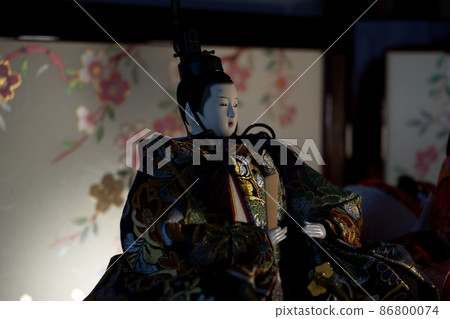 Image of a chick doll having a meeting in a dim room on the eve of the Hinamatsuri Image of a chick doll having a meeting in a dim room on the eve of the Hinamatsuri 86800074