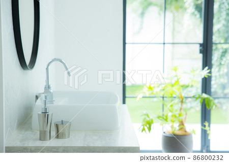 水周圍的內部 86800232