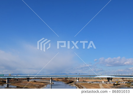 Tama River riverbed in winter, Tokyo 86801033