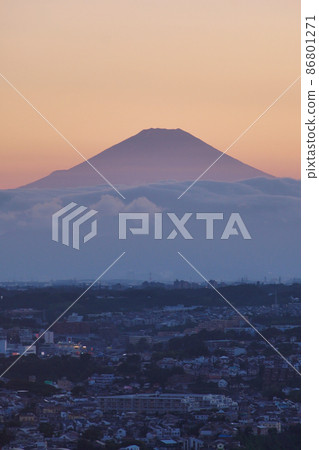 Evening view (Mt. Fuji, sea of clouds) Evening view (Mt. Fuji, sea of clouds) 86801271