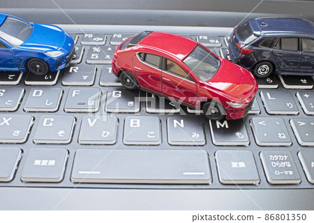 一輛紅色汽車平行停在電腦鍵盤上 86801350