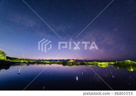 黎明前美麗的銀河和金星反射 黎明前美麗的銀河和金星反射 86801553