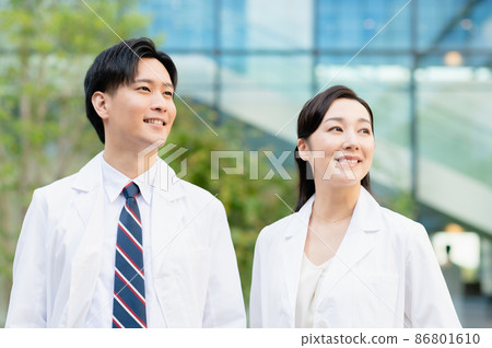 醫學影像 兩位年輕醫生 拍攝合作：LINK FOREST 86801610