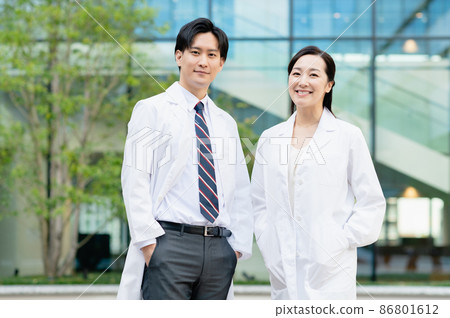 Medical image Two young doctors Photographing cooperation: LINK FOREST 86801612