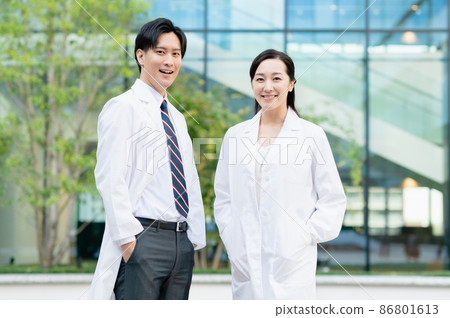 Medical image Two young doctors Photographing cooperation: LINK FOREST Medical image Two young doctors Photographing cooperation: LINK FOREST 86801613