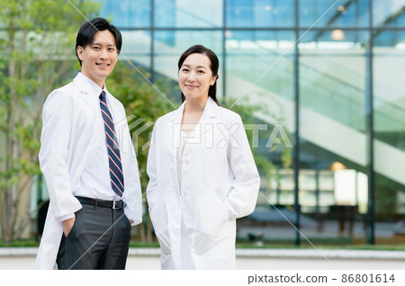 Medical image Two young doctors Photographing cooperation: LINK FOREST Medical image Two young doctors Photographing cooperation: LINK FOREST 86801614