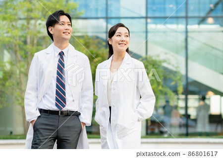 醫學影像 兩位年輕醫生 拍攝合作:LINK FOREST 醫學影像 兩位年輕醫生 拍攝合作:LINK FOREST 86801617