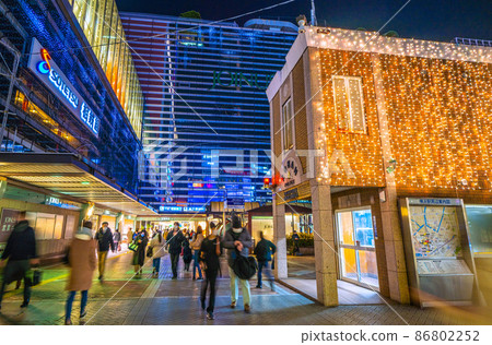 日本橫濱市容俯瞰受電暈影響的橫濱車站廣場和燈飾 = 2 月 8 日 日本橫濱市容俯瞰受電暈影響的橫濱車站廣場和燈飾 = 2 月 8 日 86802252