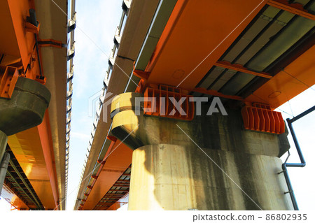 俯瞰連接東京都北區和埼玉縣川口市的荒川大橋 86802935