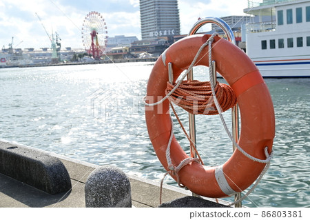Floating ring on the wharf 86803381