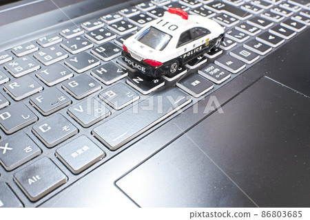 筆記本電腦鍵盤上的一輛警車 86803685
