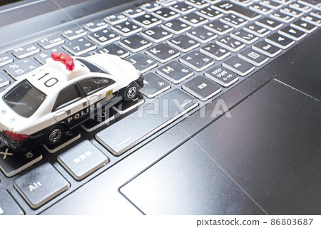 一輛警車坐在筆記本電腦的鍵盤上 86803687