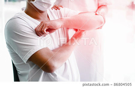 The patient is unwell with shoulder pain. Seeing a female doctor to treat illnesses. The patient is unwell with shoulder pain. Seeing a female doctor to treat illnesses. 86804505