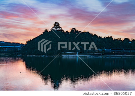An old castle wrapped in a sunrise (Inuyama Castle) An old castle wrapped in a sunrise (Inuyama Castle) 86805037