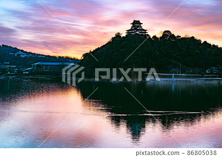 The old castle of the sunrise reflected in the water mirror (Inuyama Castle) The old castle of the sunrise reflected in the water mirror (Inuyama Castle) 86805038