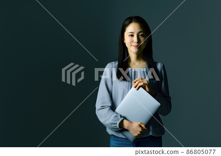 Young female engineer with a personal computer 86805077