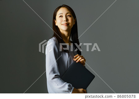 有個人計算機的年輕女性工程師 86805078
