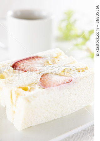 Fruit sandwich with delicious strawberries and hot coffee 86805366