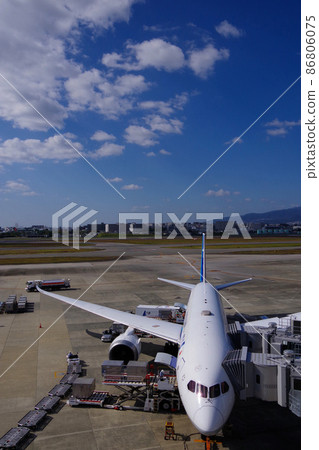 Airport plane, ground worker, airfield scenery Airport plane, ground worker, airfield scenery 86806075