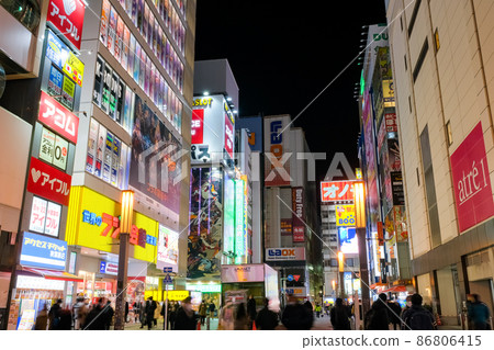 秋葉原站晚上在東京,電器城出口 秋葉原站晚上在東京,電器城出口 86806415