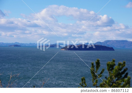 從香川縣贊岐市小櫛自然公園眺望高島和豐島 86807112