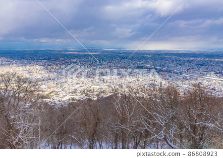 [Hokkaido] Panorama scenery of Sapporo, winter scenery, snow scenery, from the summit of Mt. Moiwa 86808923