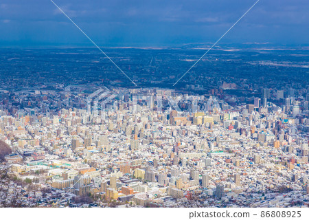 [北海道]札幌全景，冬天風景，雪景，從藻岩山山頂 86808925