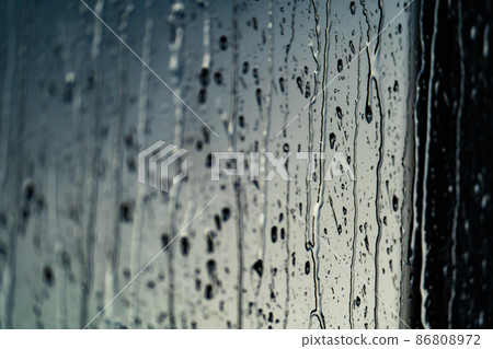 雨滴從窗戶玻璃上滴落 86808972