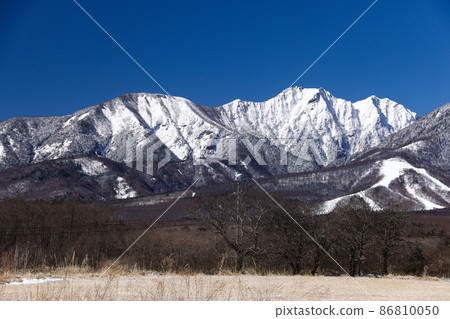 Winter scenery of Minami Yatsugatake (Gongendake) From the Koumi Line to Minamimaki Village, Nagano Prefecture 86810050