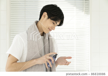 年輕男性做皮膚護理的男性美容形象 86810086