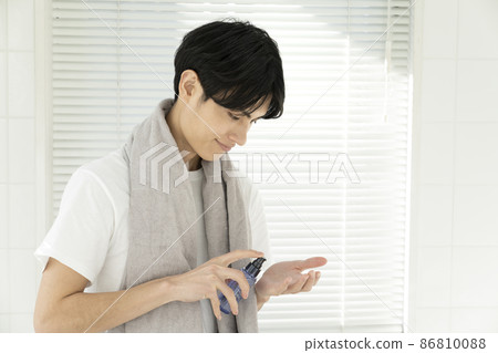 年輕男性做皮膚護理的男性美容形象 86810088