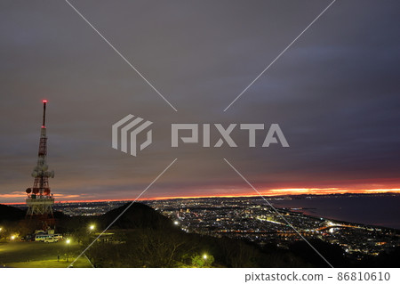 Sunrise seen from Shonandaira (Hiratsuka City, Kanagawa Prefecture) 86810610