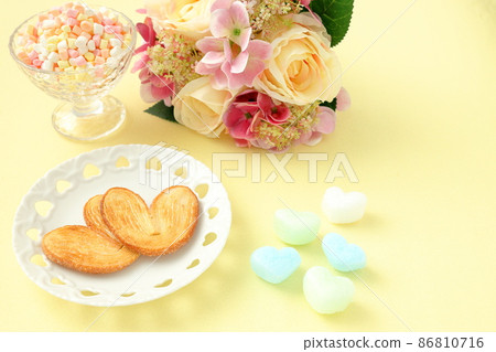 心形餡餅和棉花糖 | 情人節白色情人節 心形餡餅和棉花糖 | 情人節白色情人節 86810716