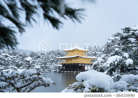 Kinkakuji Temple in the Snow_034 86810990