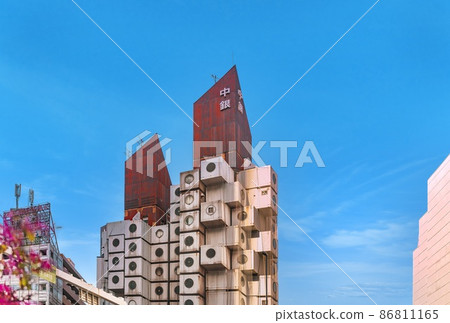 [Shinbashi, Tokyo] A rusted galvanized iron roof that stands on the cube-shaped Nakagin Capsule Tower building. 86811165