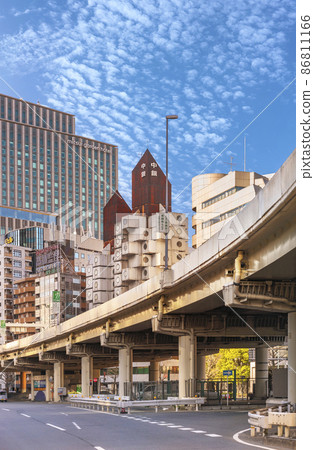 [Tokyo / Shinbashi] The Nakagin Capsule Tower building of Kisho Kurokawa in the background of the Metropolitan Expressway. 86811166