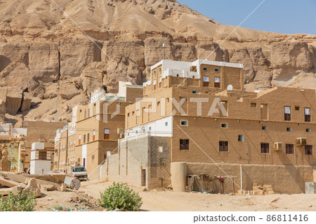 [Yemen] Hadramawt, a traditional Yemeni stone dwelling at the foot of a rocky mountain 86811416