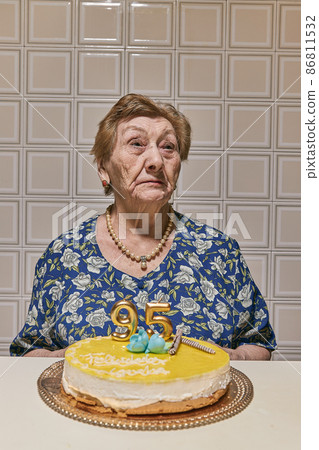 almost centennial woman, lively and happy celebrating her birthday party. Concepto longevidad, edad avanzada 86811532