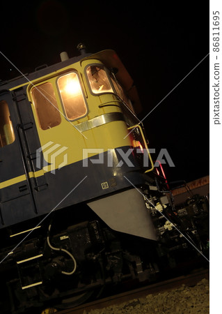 夜間站立在臼井峠鐵道文化村的保存車輛（橫川夜公園） 86811695